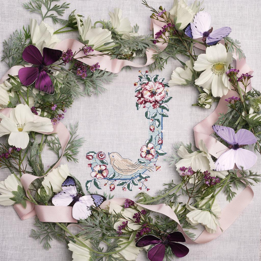 Création Point de Croix N°36 : accessoires brodés, inspiration parisienne, préparatifs mariage et cadeaux personnalisés. Grilles exclusives – 6,10 €.
