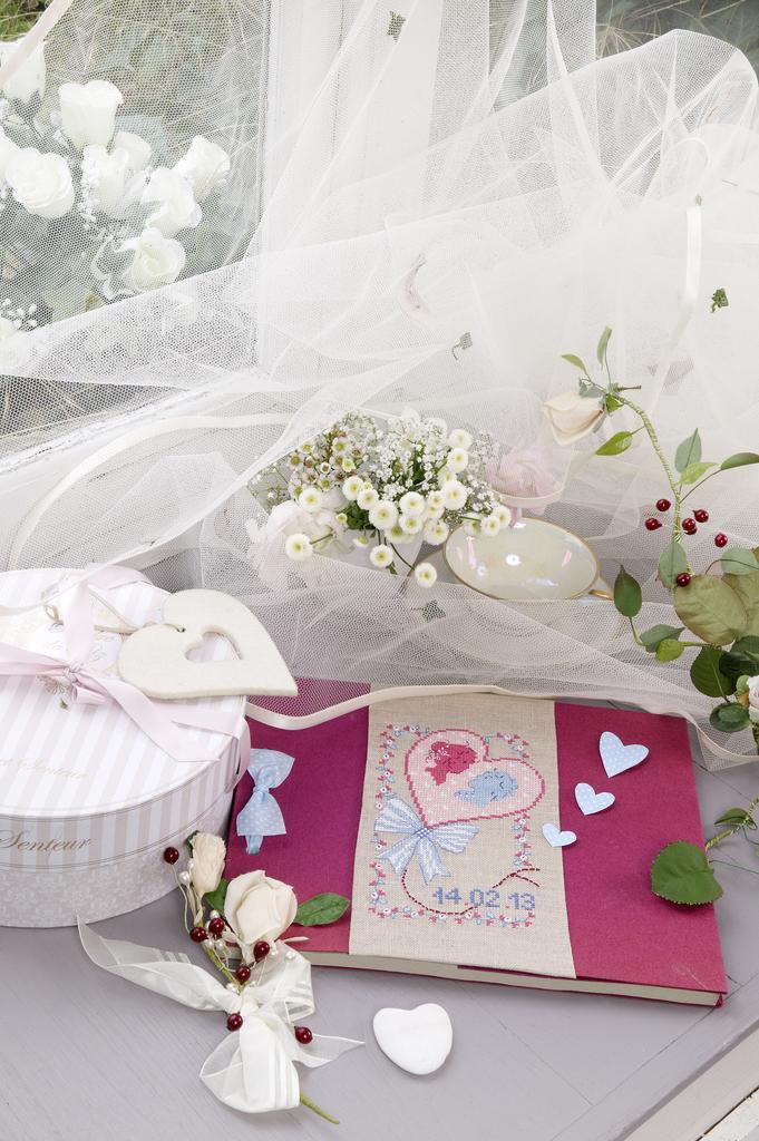 Création Point de Croix N°36 : accessoires brodés, inspiration parisienne, préparatifs mariage et cadeaux personnalisés. Grilles exclusives – 6,10 €.