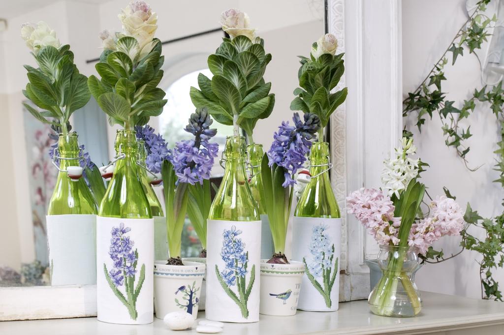 Création Point de Croix N°37 : muscaris, myosotis, chatons et motifs printaniers brodés. Grilles exclusives – 6,10 €.
