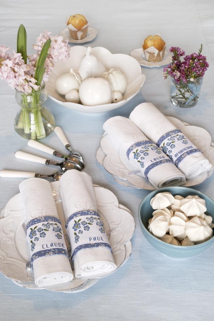Création Point de Croix N°37 : muscaris, myosotis, chatons et motifs printaniers brodés. Grilles exclusives – 6,10 €.