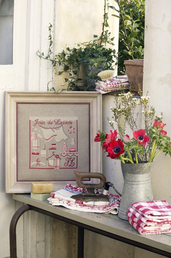 Création Point de Croix N°37 : muscaris, myosotis, chatons et motifs printaniers brodés. Grilles exclusives – 6,10 €.