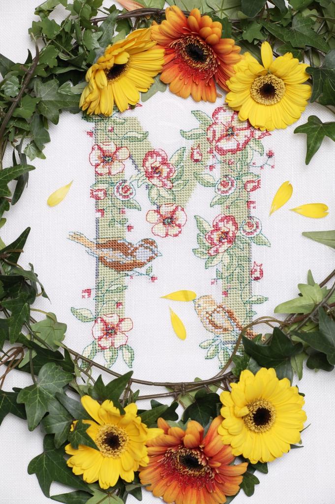 Création Point de Croix N°37 : muscaris, myosotis, chatons et motifs printaniers brodés. Grilles exclusives – 6,10 €.
