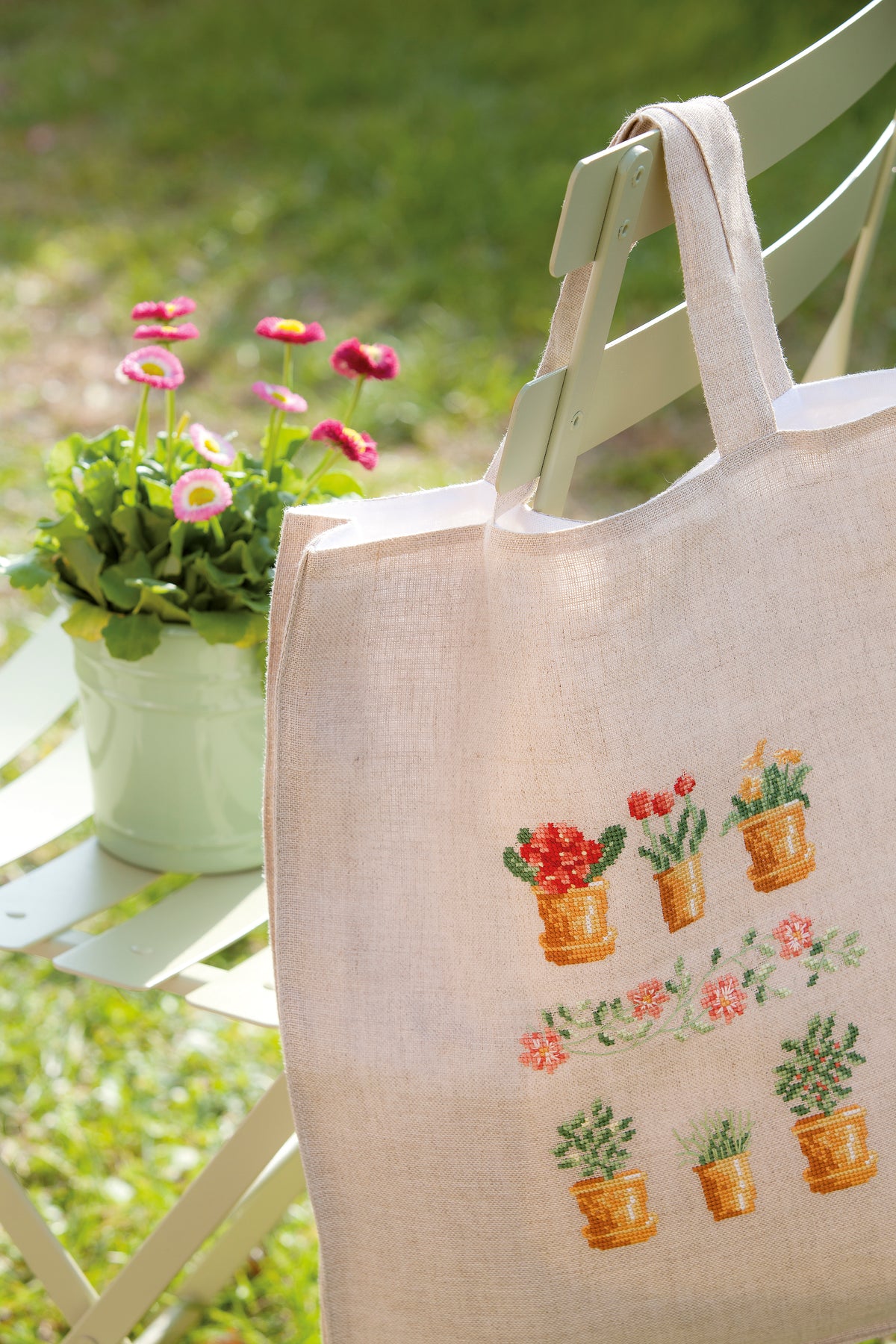 Hors-série Point de Croix : jardin, animaux, papillons et fête des pères. Une trentaine de grilles inédites par César Editions.