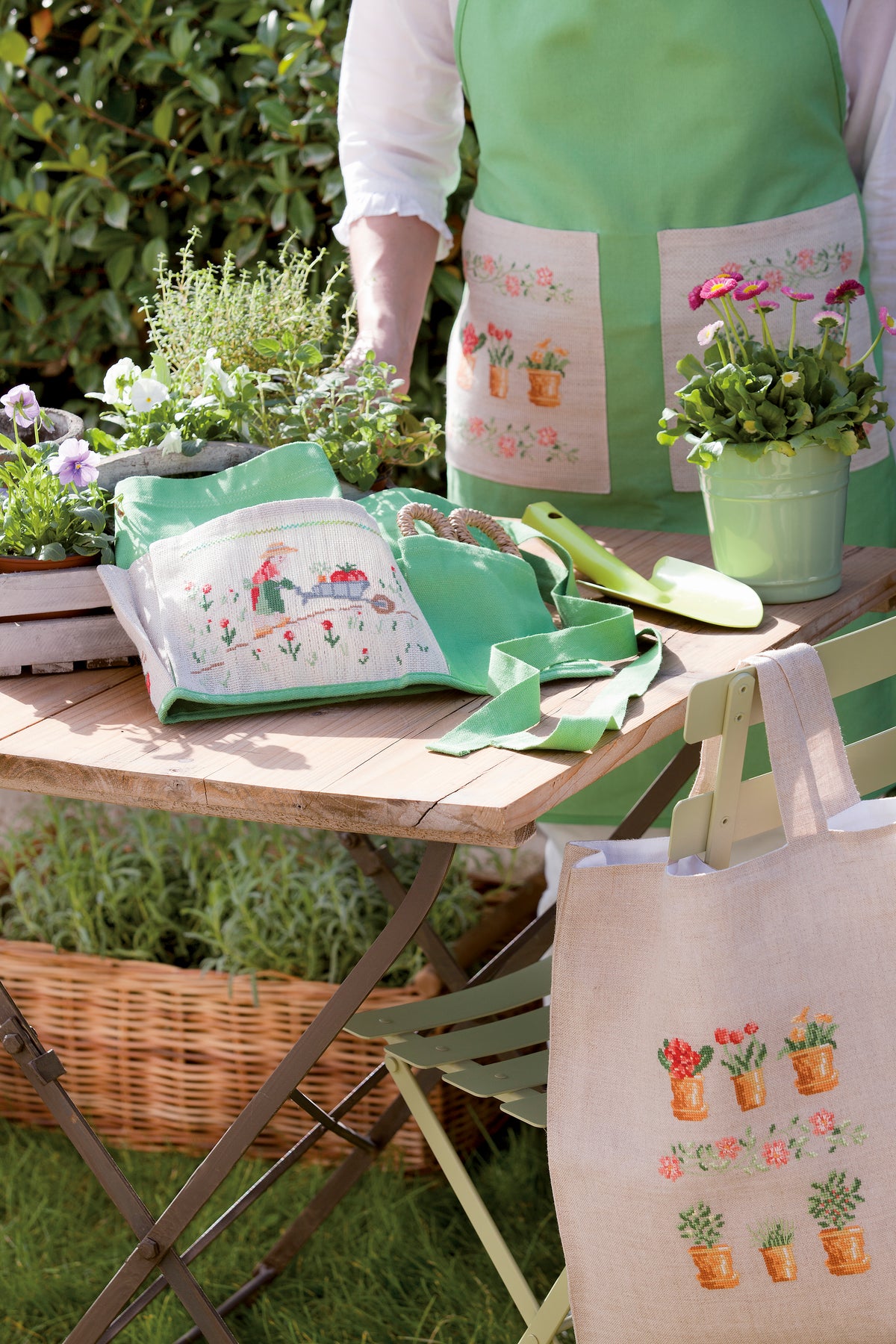 Création Point de Croix N°38 HS : +30 modèles jardin, animaux, papillons, fête des pères et Belle Époque. Grilles exclusives – 6,99 €.