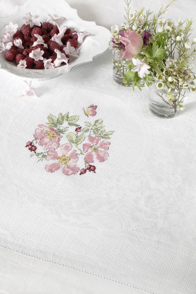 Magazine Point de Croix N°39 (Mai/Juin 2014) : jardins, fleurs, bouquets et motifs printaniers brodés. Grilles inédites par César Editions.
