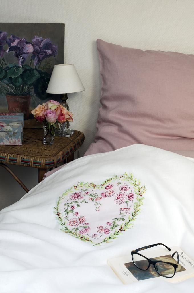 Magazine Point de Croix N°39 (Mai/Juin 2014) : jardins, fleurs, bouquets et motifs printaniers brodés. Grilles inédites par César Editions.