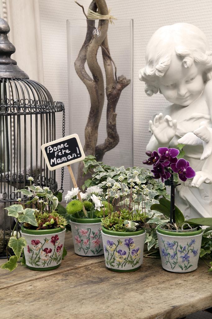 Magazine Point de Croix N°39 (Mai/Juin 2014) : jardins, fleurs, bouquets et motifs printaniers brodés. Grilles inédites par César Editions.