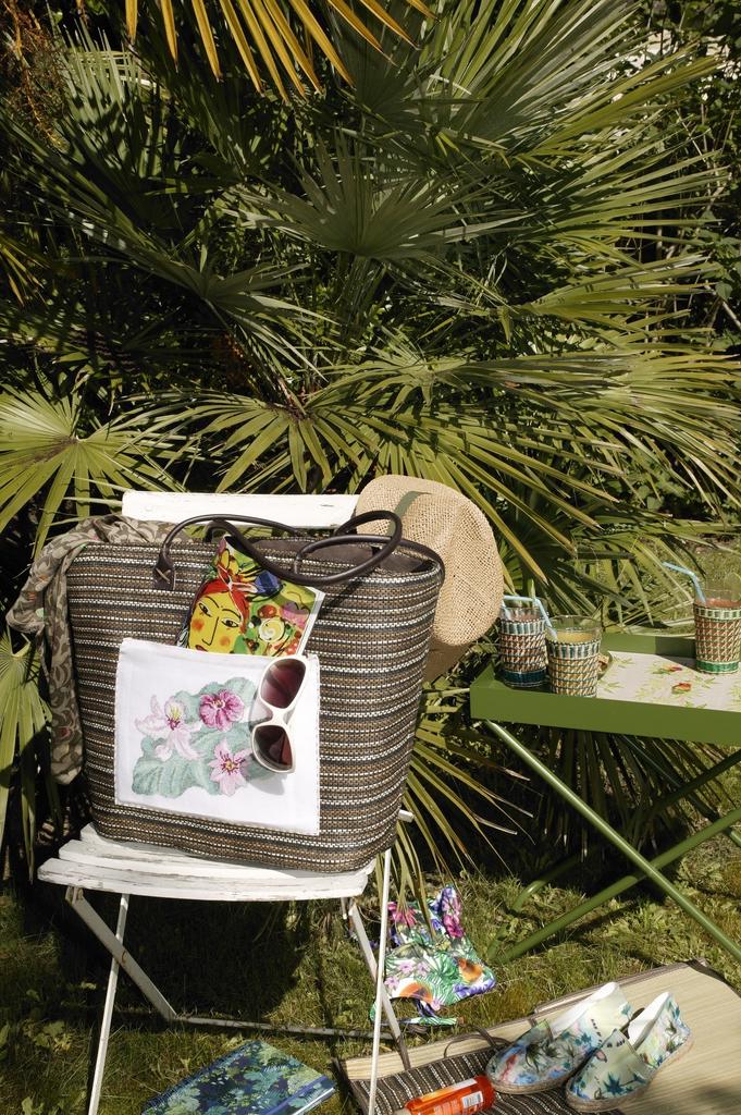 Création Point de Croix N°40 : Bretagne, plage, îles et accessoires enfants brodés. ABC mer et motifs ensoleillés. Grilles exclusives – 6,10 €.