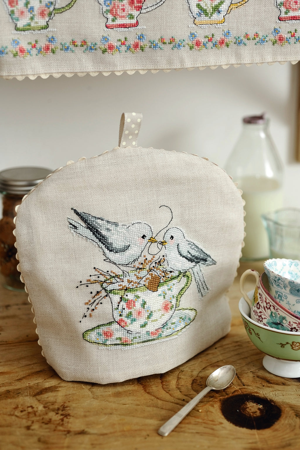 Création Point de Croix N°41 HS : papillons colorés, pochette Parfum, cuisine brodée et créations estivales. Grilles exclusives – 6,99 €.