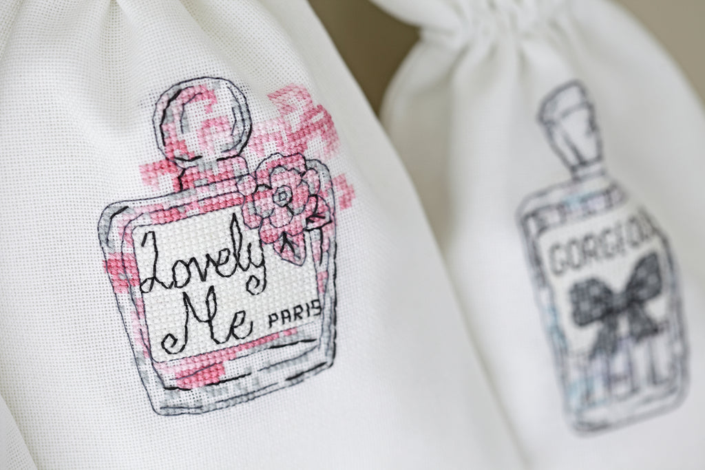 Création Point de Croix N°41 HS : papillons colorés, pochette Parfum, cuisine brodée et créations estivales. Grilles exclusives – 6,99 €.
