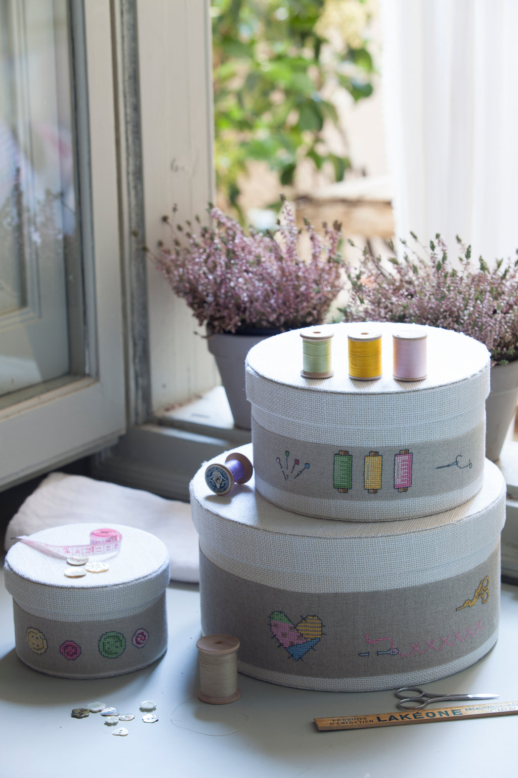 Création Point de Croix N°41 HS : papillons colorés, pochette Parfum, cuisine brodée et créations estivales. Grilles exclusives – 6,99 €.