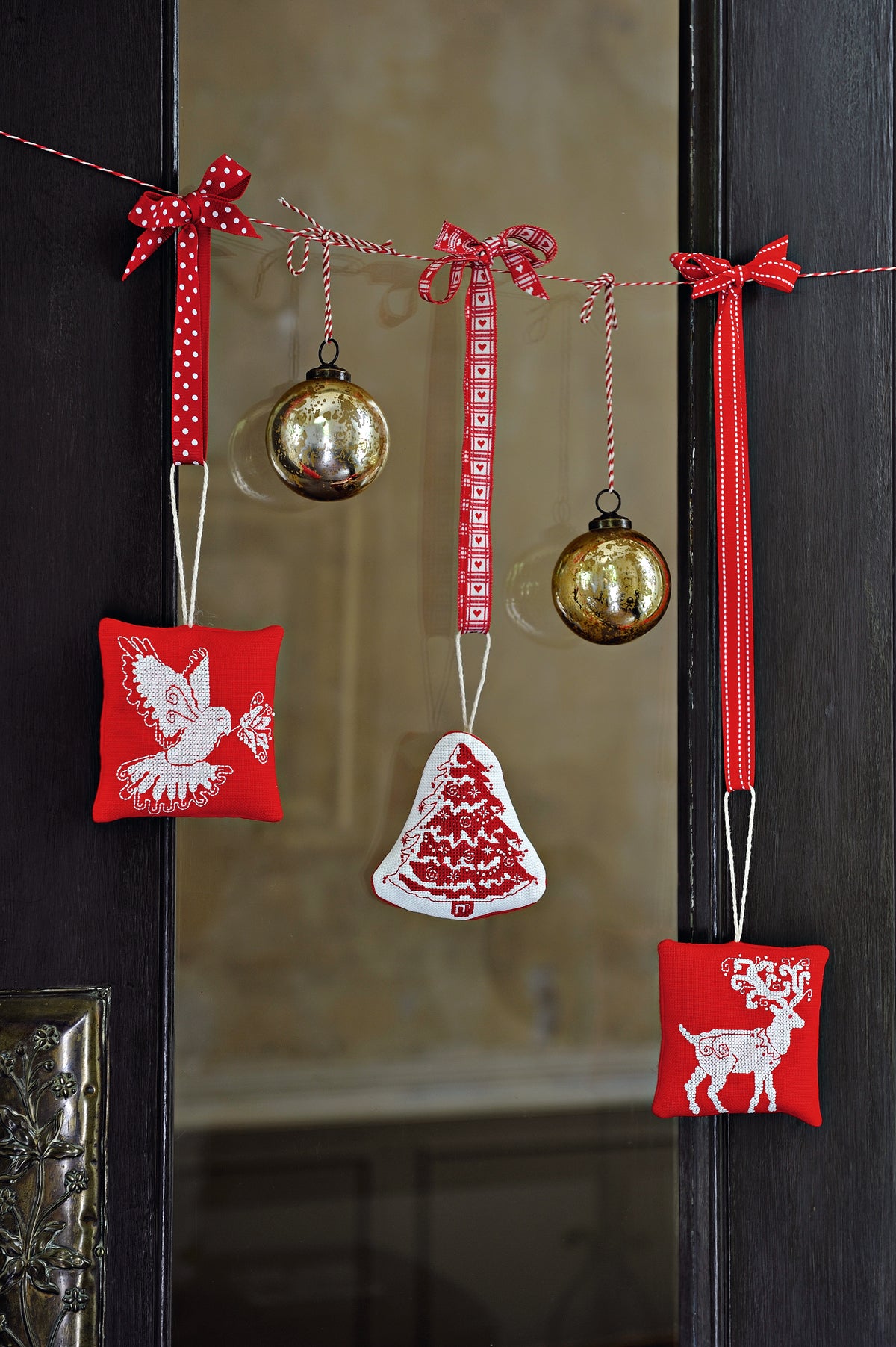 Création Point de Croix N°43 HS : +25 modèles Noël – bottes, calendrier de l’Avent, flocons, boutique Le Lutin et déco fêtes. 6,99 €.