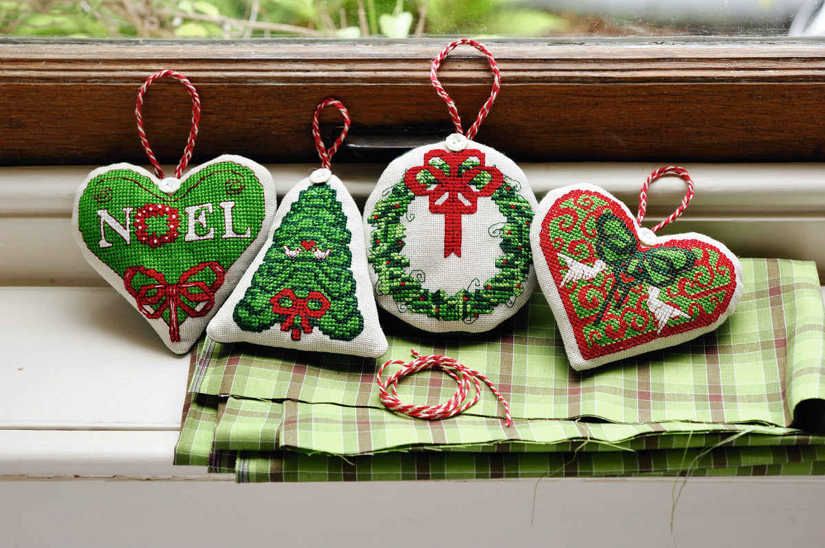 Création Point de Croix N°43 HS : +25 modèles Noël – bottes, calendrier de l’Avent, flocons, boutique Le Lutin et déco fêtes. 6,99 €.