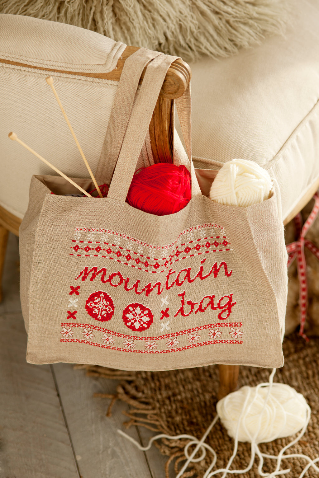 Création Point de Croix N°43 HS : +25 modèles Noël – bottes, calendrier de l’Avent, flocons, boutique Le Lutin et déco fêtes. 6,99 €.