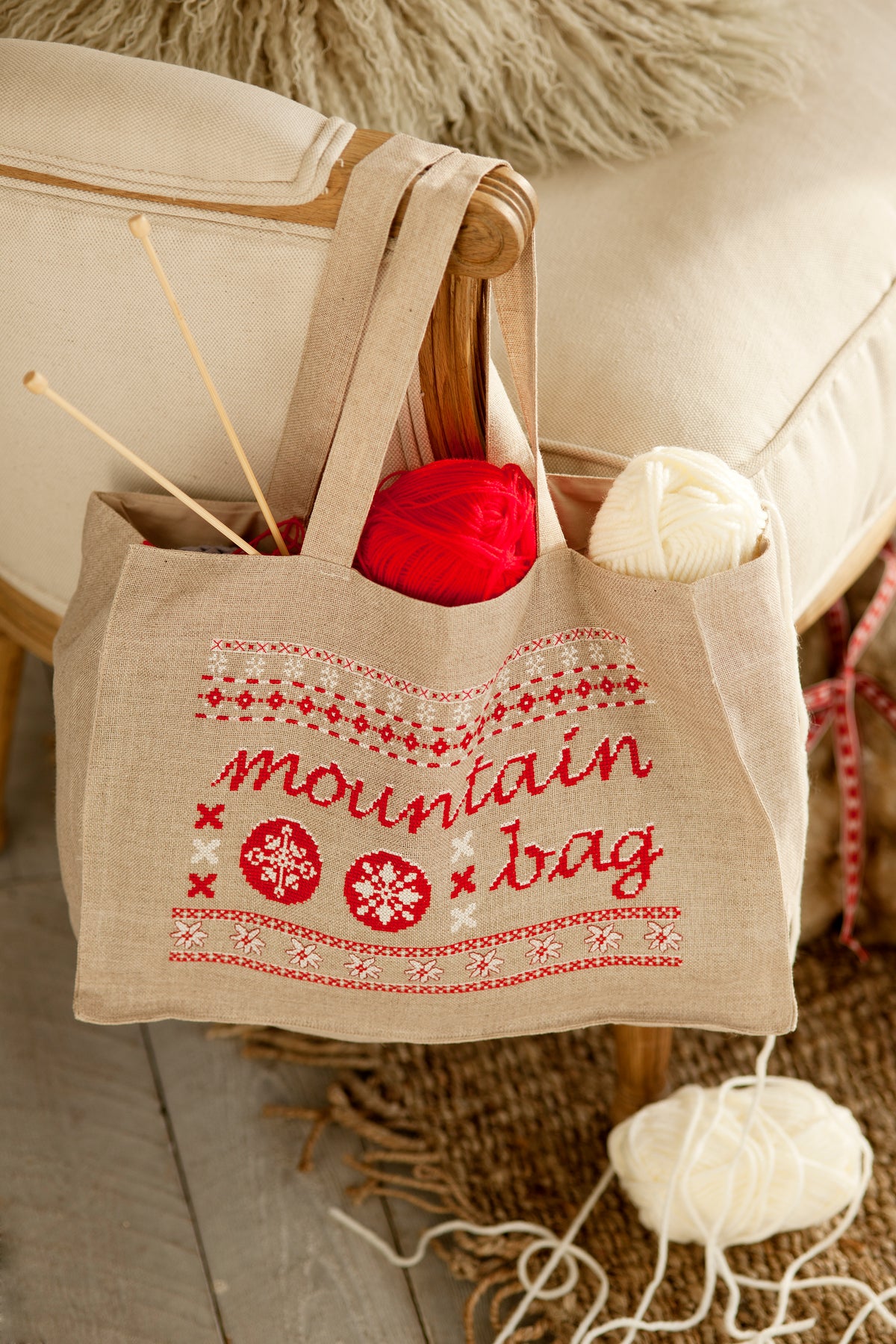 Création Point de Croix N°43 HS : +25 modèles Noël – bottes, calendrier de l’Avent, flocons, boutique Le Lutin et déco fêtes. 6,99 €.