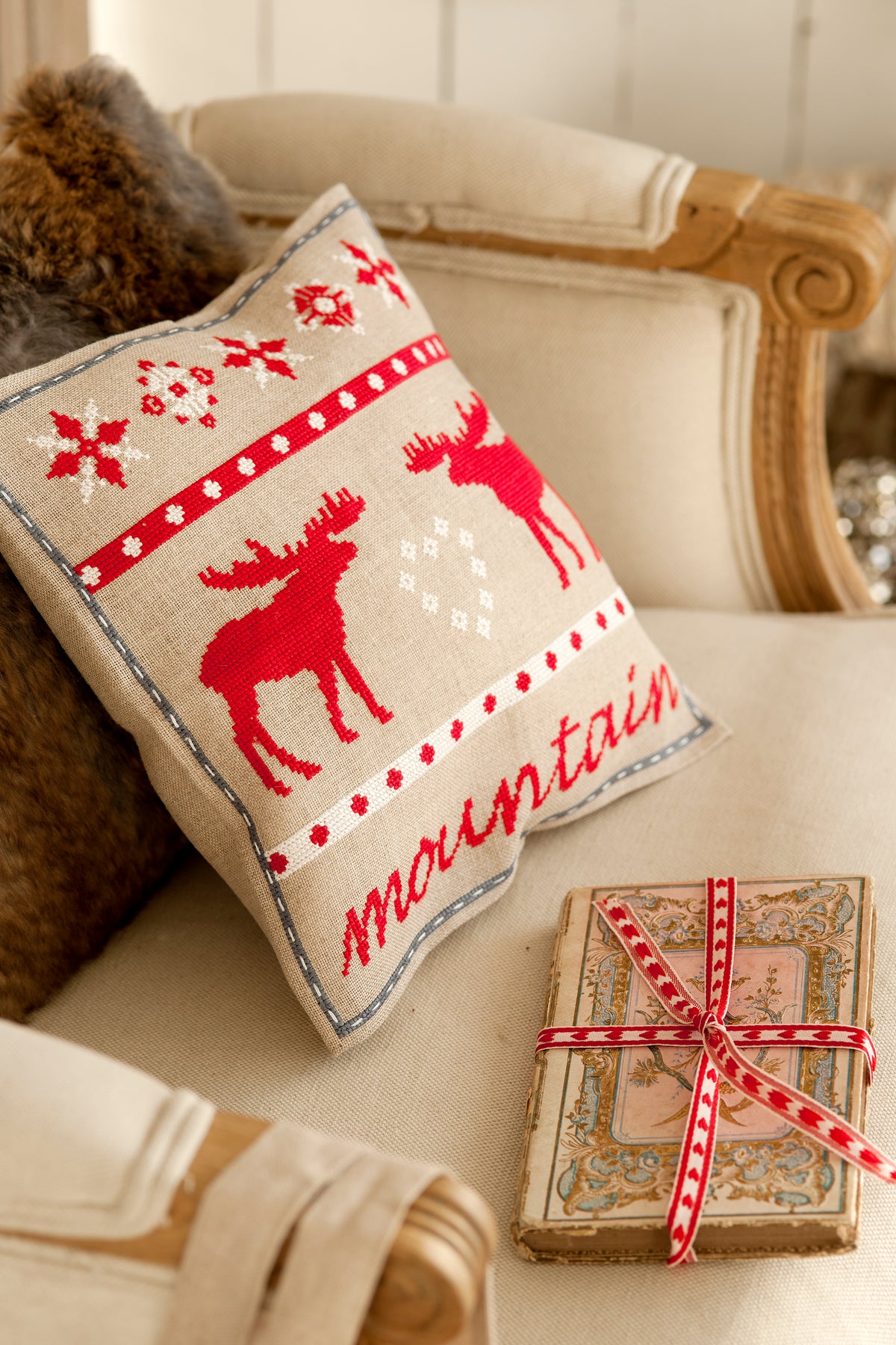 Création Point de Croix N°43 HS : +25 modèles Noël – bottes, calendrier de l’Avent, flocons, boutique Le Lutin et déco fêtes. 6,99 €.