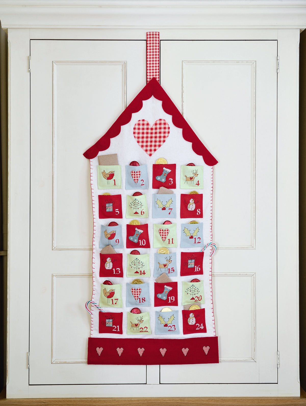 Création Point de Croix N°43 HS : +25 modèles Noël – bottes, calendrier de l’Avent, flocons, boutique Le Lutin et déco fêtes. 6,99 €.