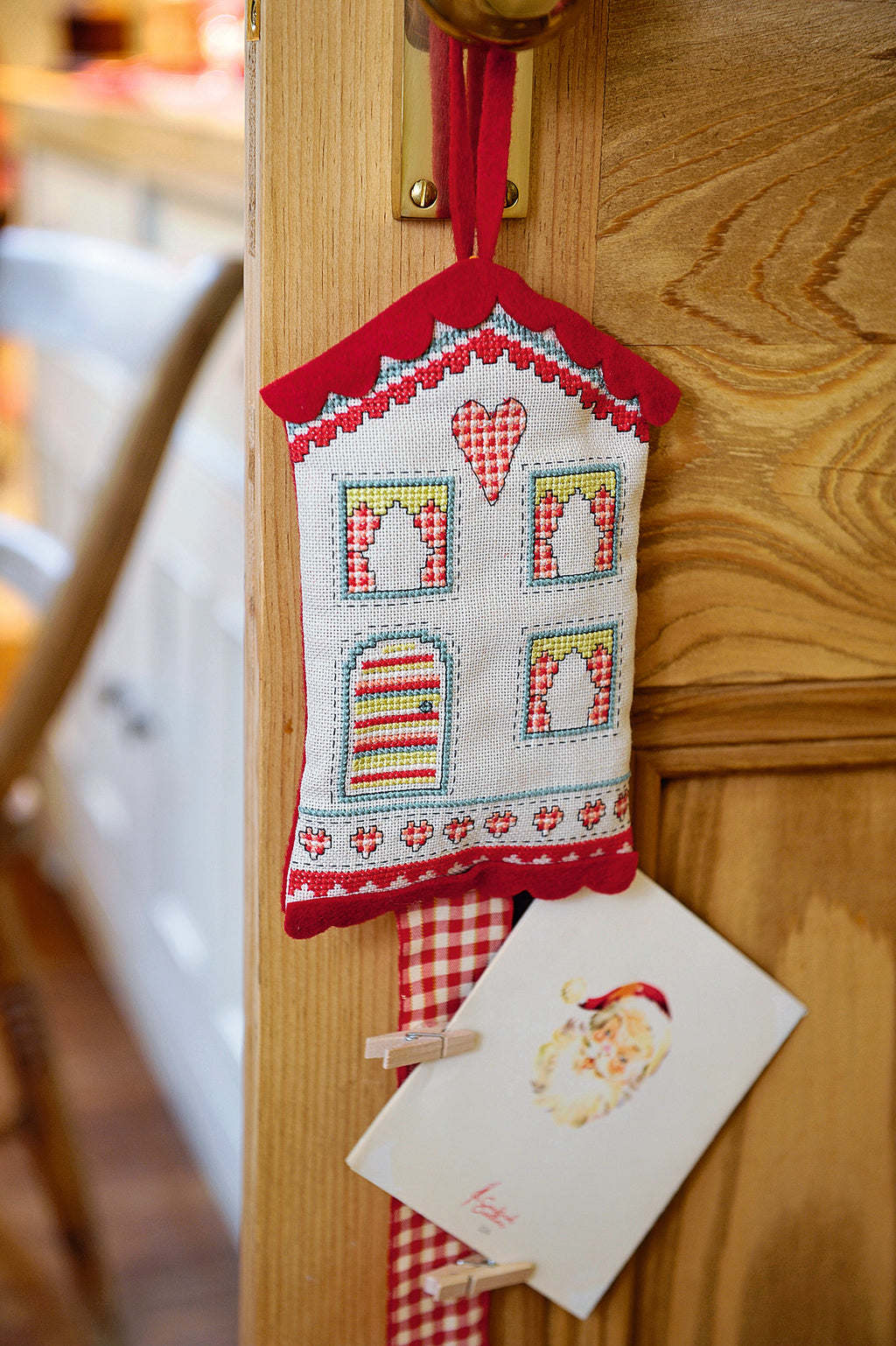 Création Point de Croix N°43 HS : +25 modèles Noël – bottes, calendrier de l’Avent, flocons, boutique Le Lutin et déco fêtes. 6,99 €.