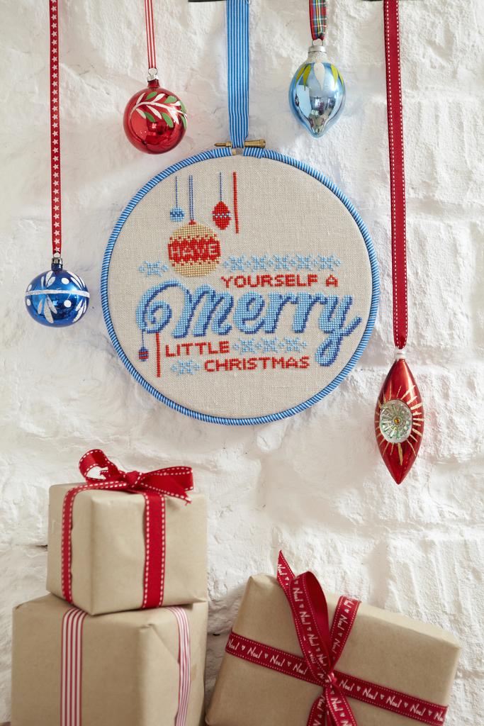 Création Point de Croix N°44 : Noël scandinave, coussins rennes, cartes de vœux brodées, nichoir et déco fêtes. Grilles exclusives – 6,10 €.