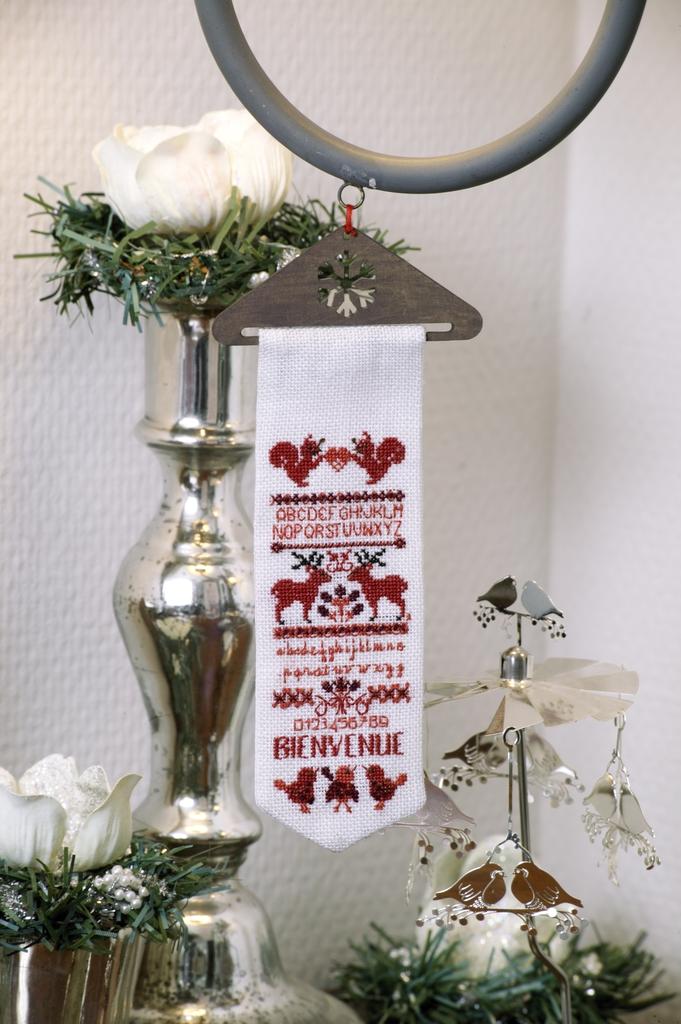 Création Point de Croix N°44 : Noël scandinave, coussins rennes, cartes de vœux brodées, nichoir et déco fêtes. Grilles exclusives – 6,10 €.