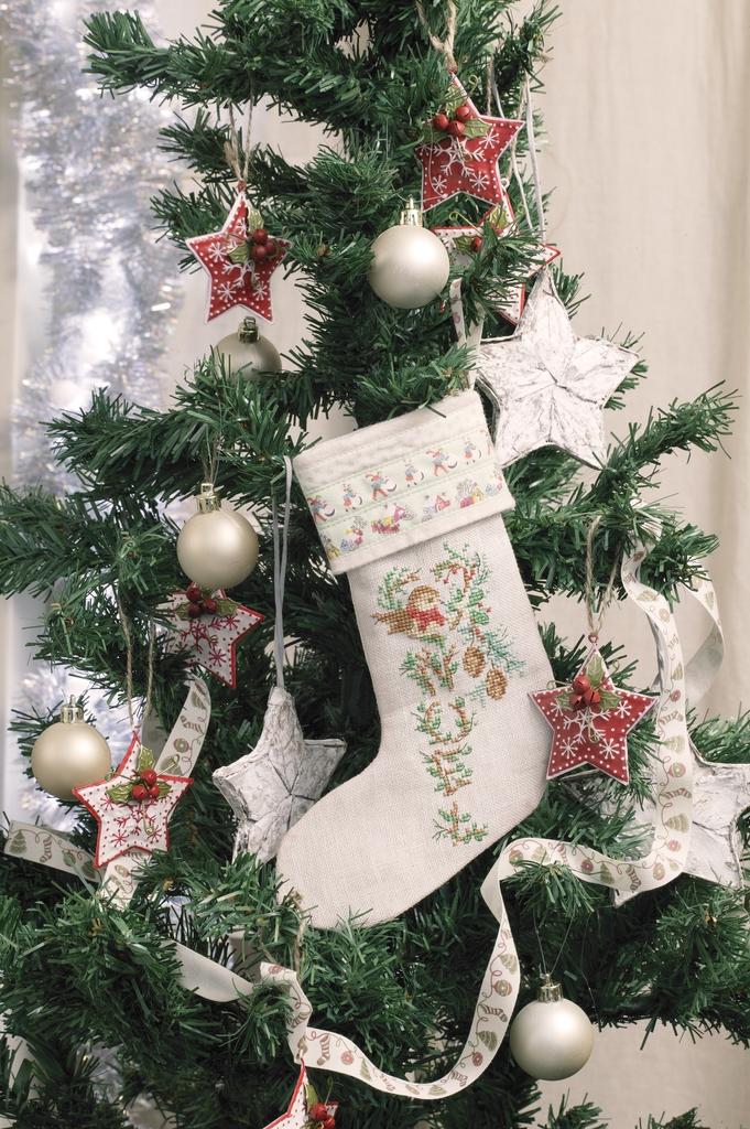 Création Point de Croix N°44 : Noël scandinave, coussins rennes, cartes de vœux brodées, nichoir et déco fêtes. Grilles exclusives – 6,10 €.