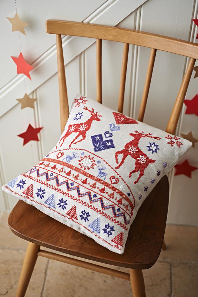 Création Point de Croix N°44 : Noël scandinave, coussins rennes, cartes de vœux brodées, nichoir et déco fêtes. Grilles exclusives – 6,10 €.