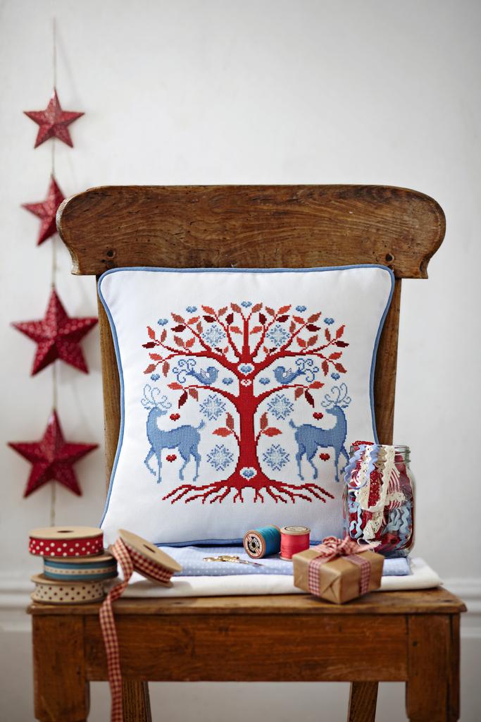 Création Point de Croix N°44 : Noël scandinave, coussins rennes, cartes de vœux brodées, nichoir et déco fêtes. Grilles exclusives – 6,10 €.