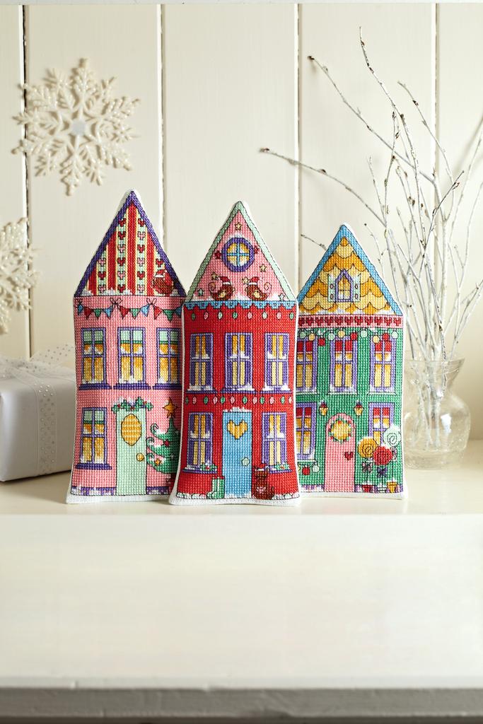 Création Point de Croix N°44 : Noël scandinave, coussins rennes, cartes de vœux brodées, nichoir et déco fêtes. Grilles exclusives – 6,10 €.