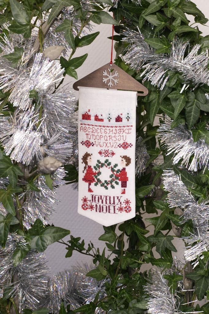 Création Point de Croix N°44 : Noël scandinave, coussins rennes, cartes de vœux brodées, nichoir et déco fêtes. Grilles exclusives – 6,10 €.