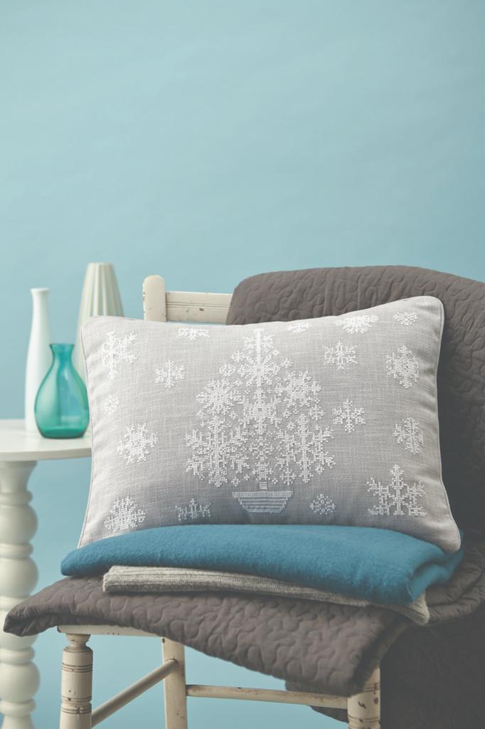 Création Point de Croix N°47 : flocons, petits chiens, coeurs Saint-Valentin, art folk et horloge coucou suisse. Grilles exclusives – 6,10 €.