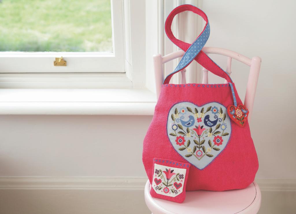 Création Point de Croix N°47 : flocons, petits chiens, coeurs Saint-Valentin, art folk et horloge coucou suisse. Grilles exclusives – 6,10 €.