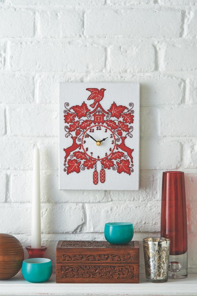 Création Point de Croix N°47 : flocons, petits chiens, coeurs Saint-Valentin, art folk et horloge coucou suisse. Grilles exclusives – 6,10 €.