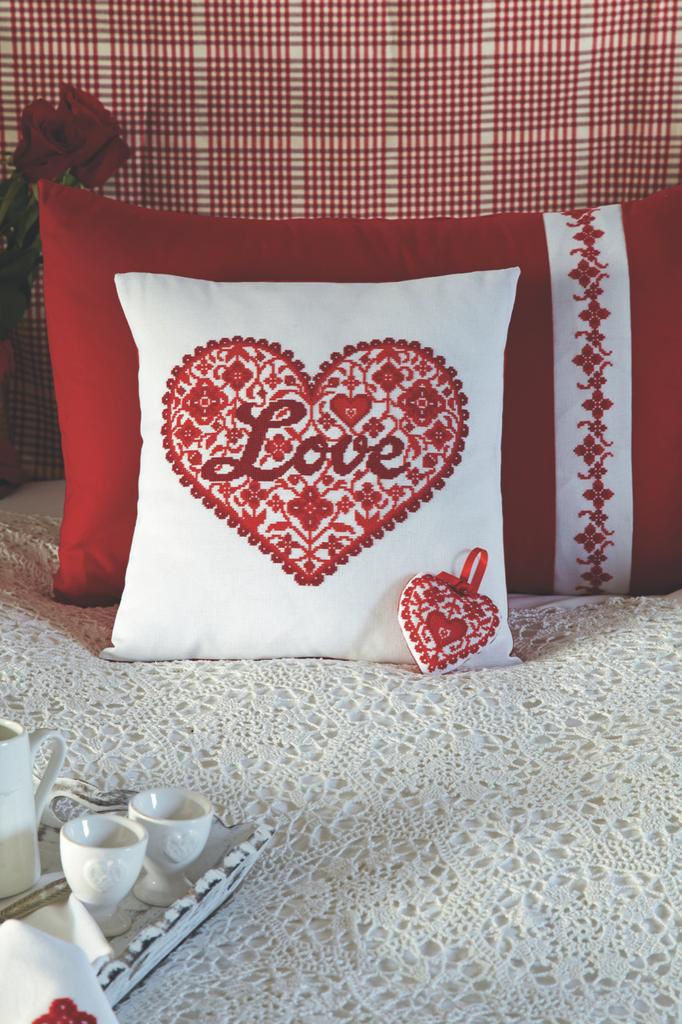 Création Point de Croix N°47 : flocons, petits chiens, coeurs Saint-Valentin, art folk et horloge coucou suisse. Grilles exclusives – 6,10 €.