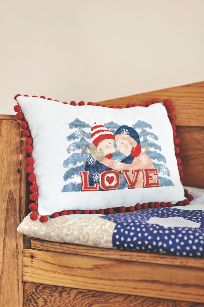 Création Point de Croix N°47 : flocons, petits chiens, coeurs Saint-Valentin, art folk et horloge coucou suisse. Grilles exclusives – 6,10 €.