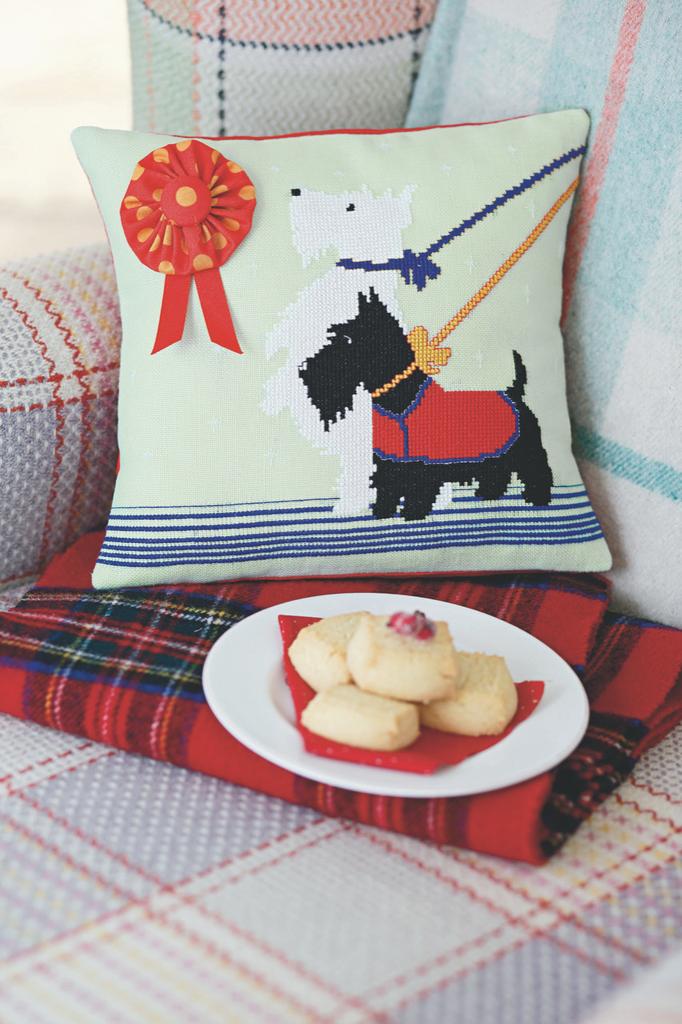 Création Point de Croix N°47 : flocons, petits chiens, coeurs Saint-Valentin, art folk et horloge coucou suisse. Grilles exclusives – 6,10 €.