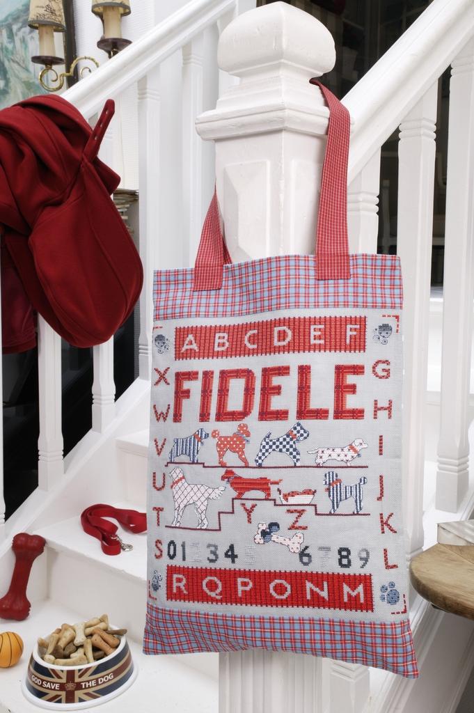Création Point de Croix N°47 : flocons, petits chiens, coeurs Saint-Valentin, art folk et horloge coucou suisse. Grilles exclusives – 6,10 €.