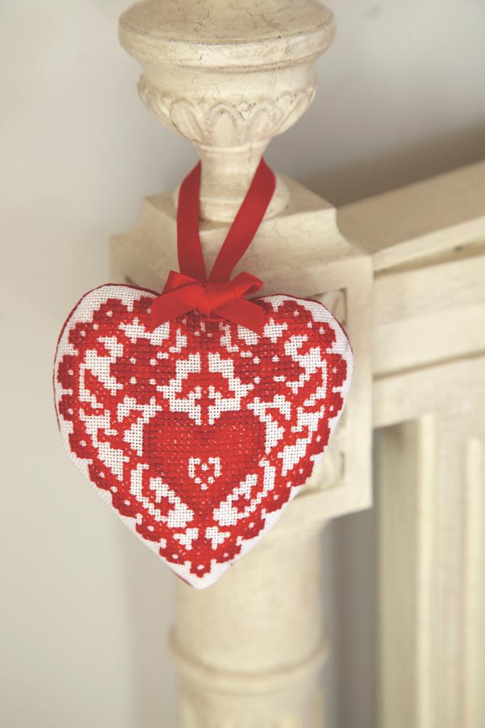 Magazine Point de Croix N°47 (Jan/Fév 2015) : flocons, coeurs, art folk et horloge coucou suisse brodés. Grilles inédites par César Editions.