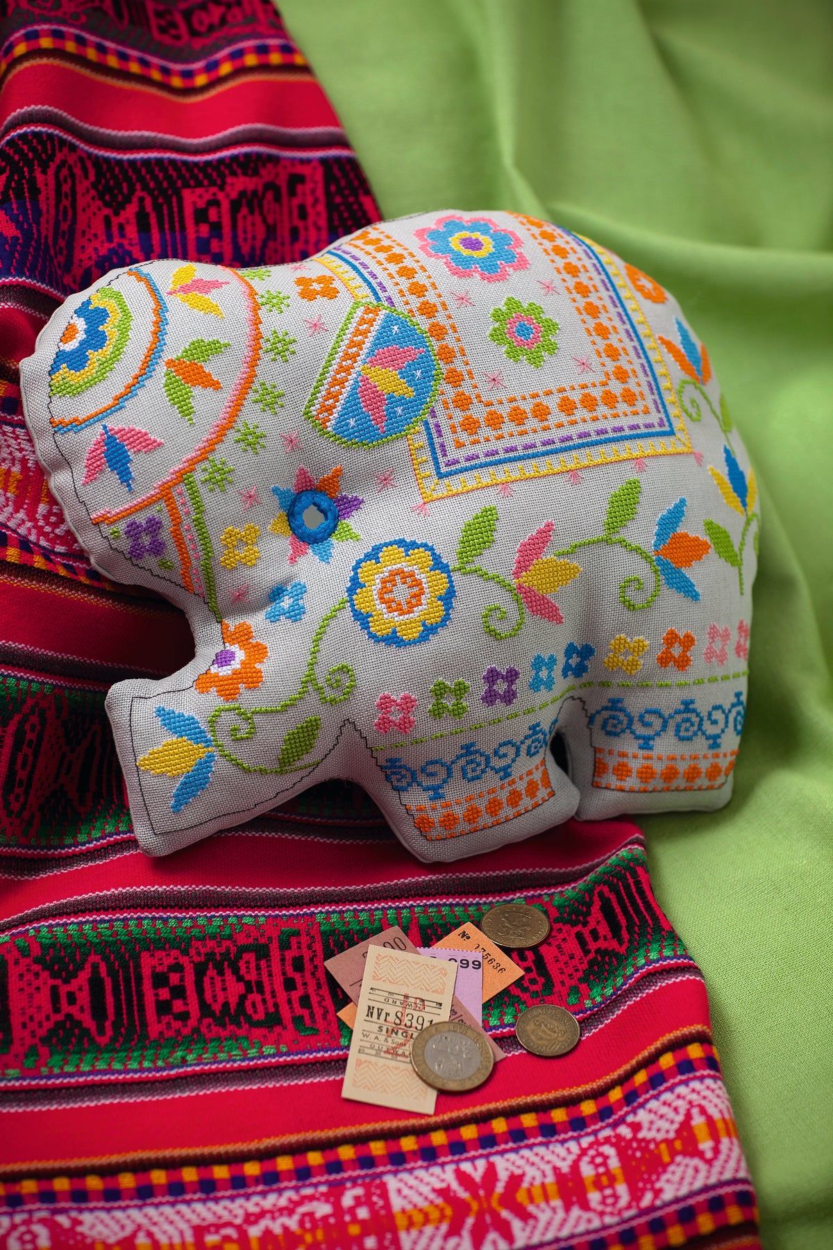 Création Point de Croix N°48 HS Voyages : Union Jack, poupées russes, Inde, Égypte, Suède et Paris années 1900. Grilles exclusives – 6,99 €.
