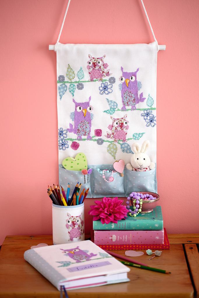 Création Point de Croix N°49 : motifs printaniers, herbes aromatiques, chouettes, modèles bébé et tablier. Grilles exclusives – 6,10 €.