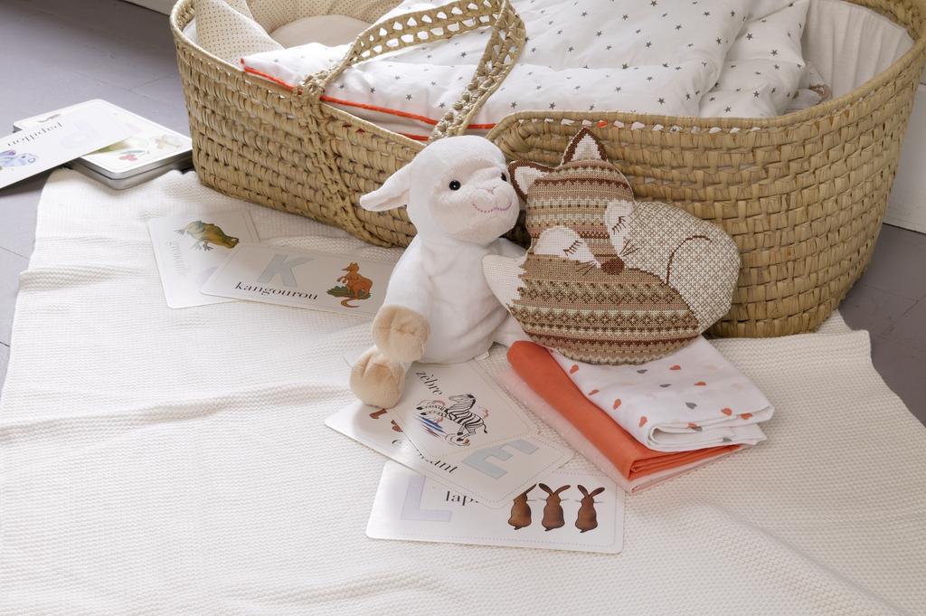 Création Point de Croix N°49 : motifs printaniers, herbes aromatiques, chouettes, modèles bébé et tablier. Grilles exclusives – 6,10 €.