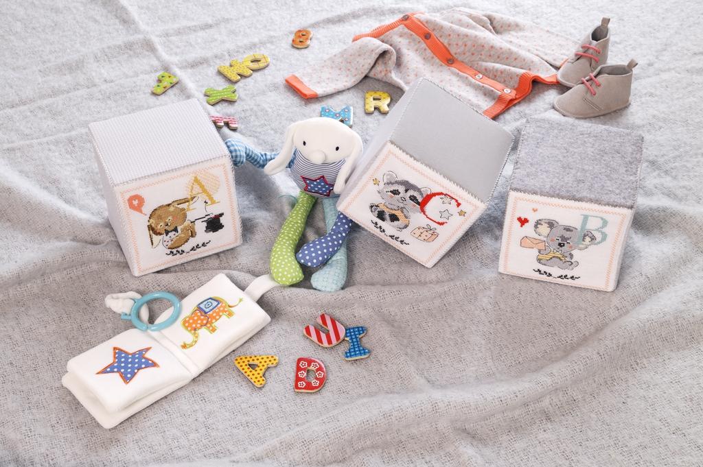Création Point de Croix N°49 : motifs printaniers, herbes aromatiques, chouettes, modèles bébé et tablier. Grilles exclusives – 6,10 €.