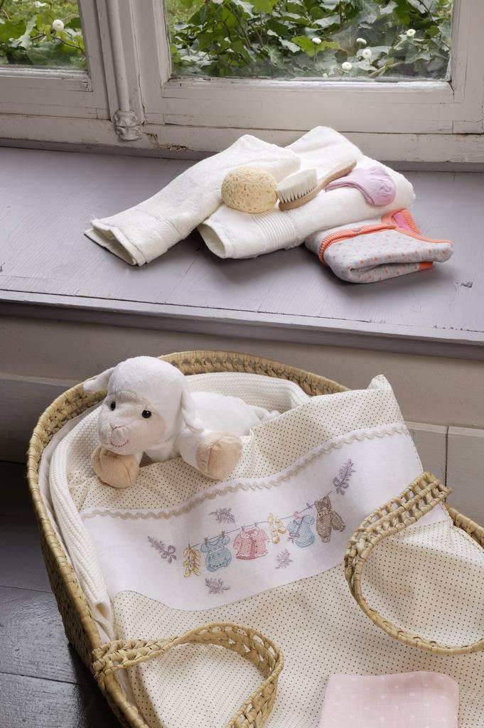 Création Point de Croix N°49 : motifs printaniers, herbes aromatiques, chouettes, modèles bébé et tablier. Grilles exclusives – 6,10 €.