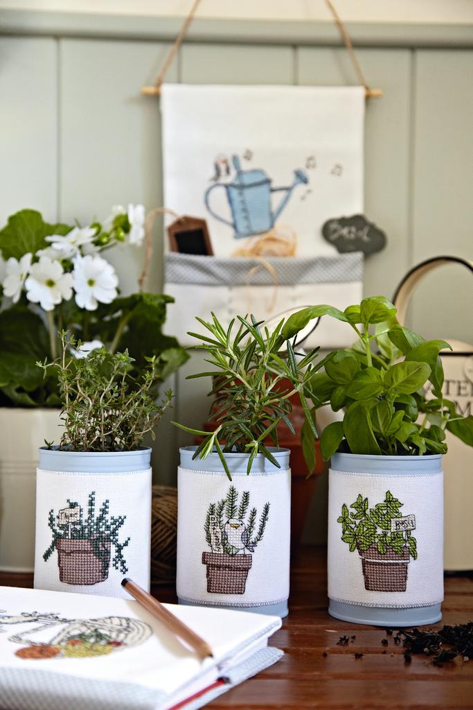 Création Point de Croix N°49 : motifs printaniers, herbes aromatiques, chouettes, modèles bébé et tablier. Grilles exclusives – 6,10 €.