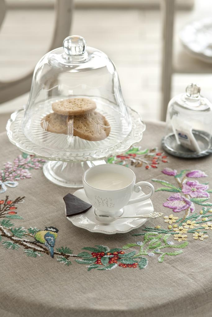 Découvrez Création Point de Croix N°50 (Mai/Juin 2015) : fleurs, oiseaux, mode parisienne années 50 et grilles couture. Grilles inédites par César Editions.