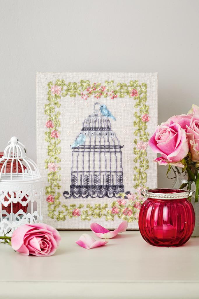 Découvrez Création Point de Croix N°50 (Mai/Juin 2015) : fleurs, oiseaux, mode parisienne années 50 et grilles couture. Grilles inédites par César Editions.