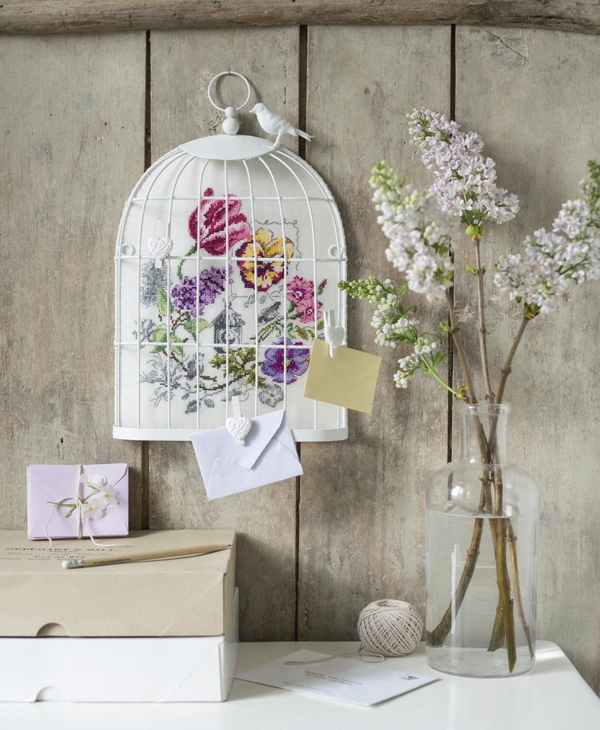 Découvrez Création Point de Croix N°50 (Mai/Juin 2015) : fleurs, oiseaux, mode parisienne années 50 et grilles couture. Grilles inédites par César Editions.
