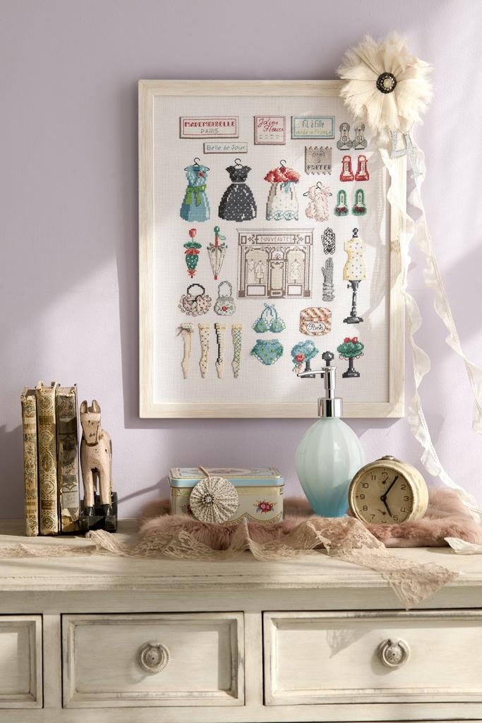Découvrez Création Point de Croix N°50 (Mai/Juin 2015) : fleurs, oiseaux, mode parisienne années 50 et grilles couture. Grilles inédites par César Editions.