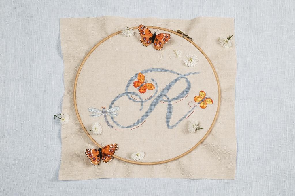 Découvrez Création Point de Croix N°50 (Mai/Juin 2015) : fleurs, oiseaux, mode parisienne années 50 et grilles couture. Grilles inédites par César Editions.