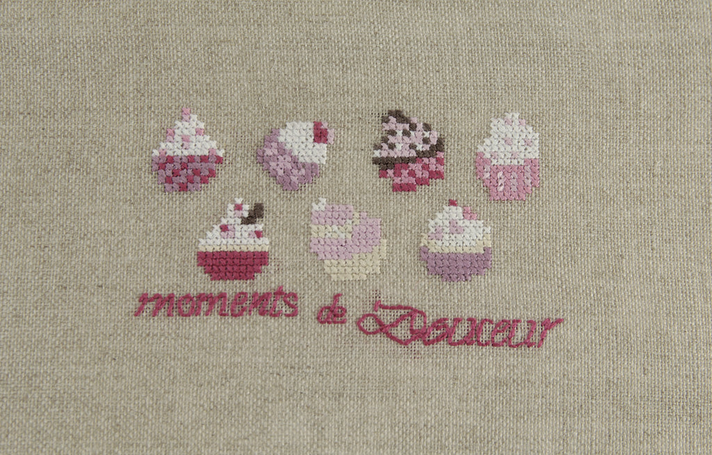 Découvrez Création Point de Croix N°51 Hors-Série Pâtisserie : cupcakes, bonbons, glaces et douceurs brodées. Grilles gourmandes par César Editions.