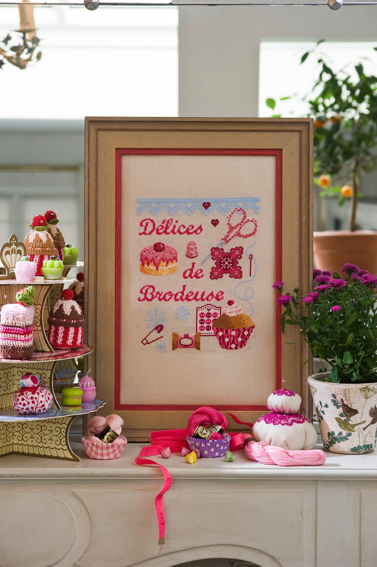 Découvrez Création Point de Croix N°51 Hors-Série Pâtisserie : cupcakes, bonbons, glaces et douceurs brodées. Grilles gourmandes par César Editions.